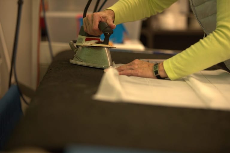 Polsterarbeiten an einem Sessel in der hauseigenen Werkstatt