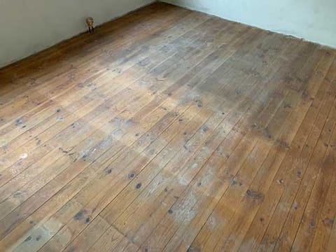 Parkettboden vor der Aufbereitung mit sichtbaren Gebrauchsspuren