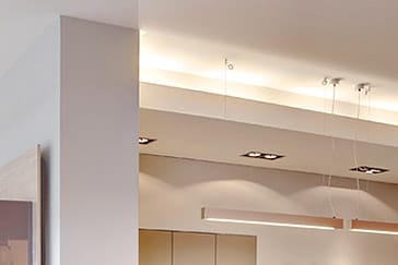 Wohnraum mit neu gestalteter Decke und indirekter Beleuchtung