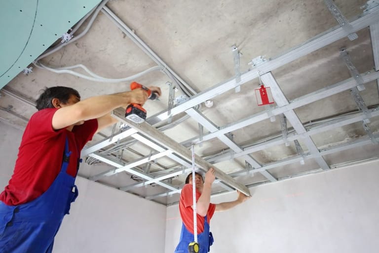 Montierte Trockenbaudecke mit integrierter Beleuchtung