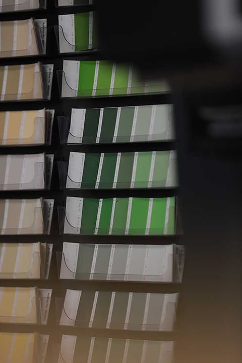 Farbfächer und Wandfarben in der Farbabteilung von Hollmer Raumausstattung