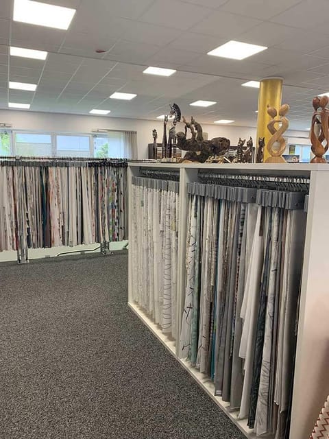 Raffrollo an einem Wohnzimmerfenster