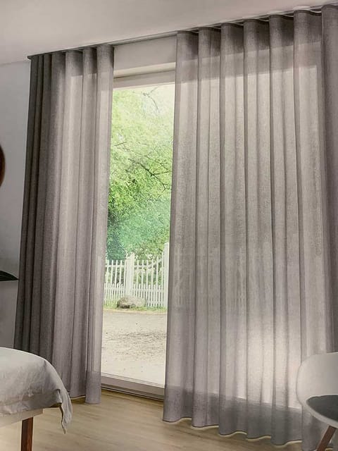 Heller Vorhang am Fenster in einem Wohnzimmer