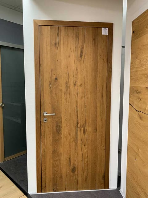 Innentür in Holzoptik in der Ausstellung