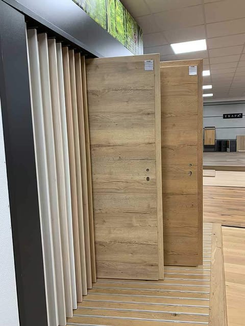 Innentüren nebeneinander in der Türenausstellung