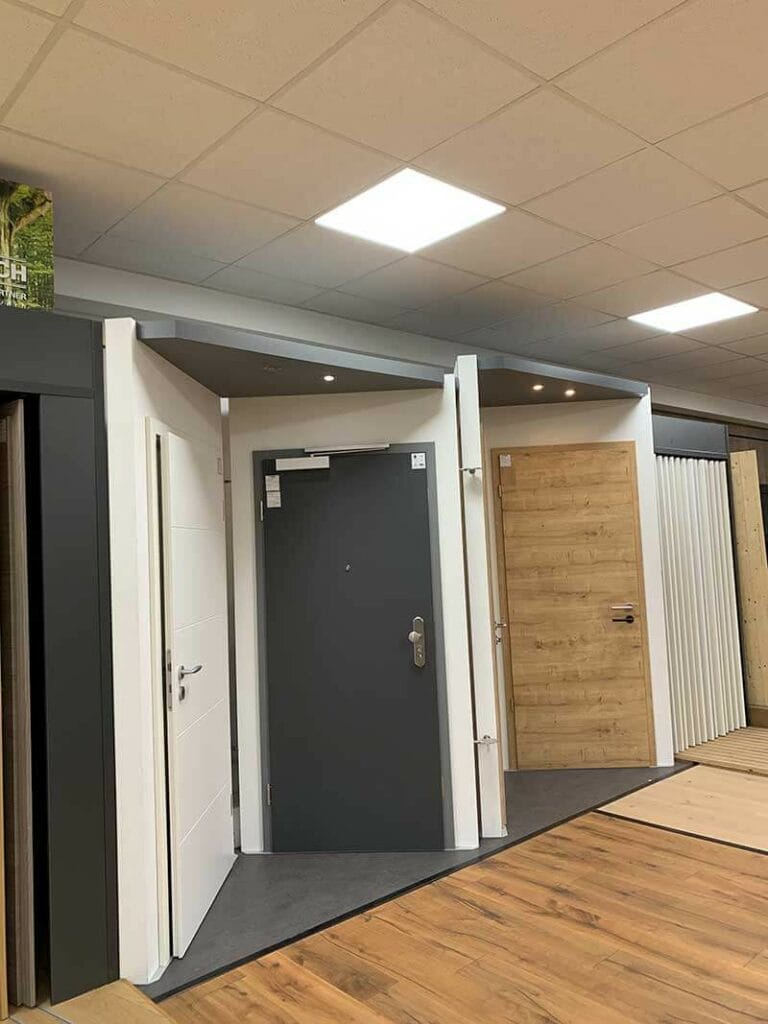 Innentür mit heller Oberfläche in der Türenausstellung