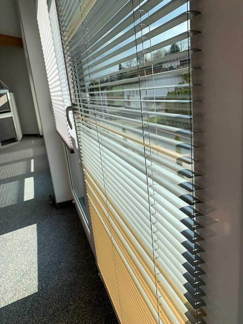 Plissee in gefaltetem Zustand am Fensterrahmen