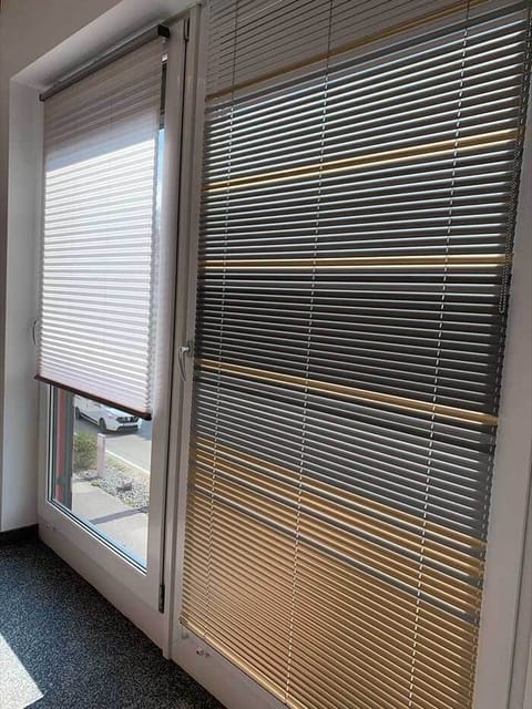 Jalousie als Blendschutz an einem Fenster