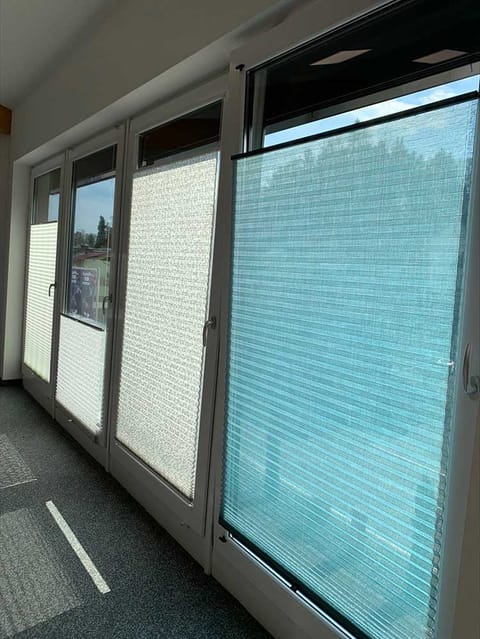 Plissee in hellem Farbton im Wohnraum