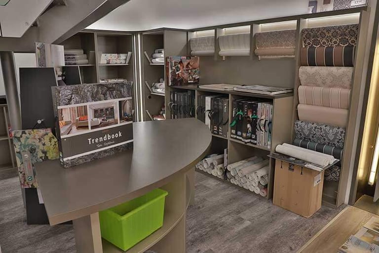Tapetenmusterbücher in der Tapetenabteilung