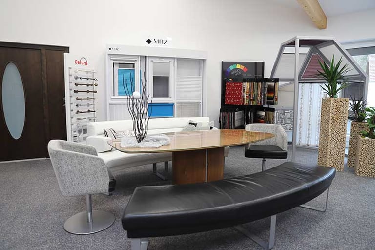 Tischwäsche und Accessoires gedeckt präsentiert