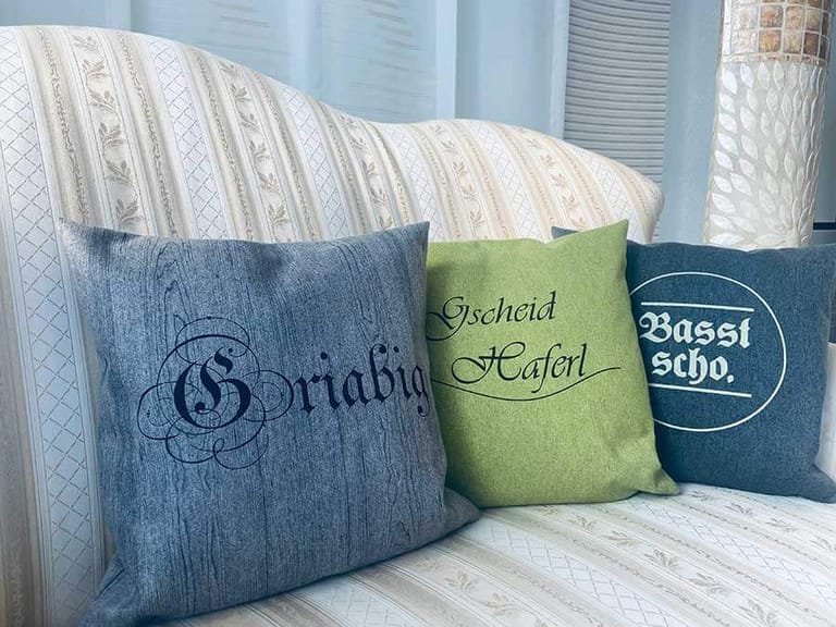 Dekorationsartikel und Kissen in der Wohnaccessoires-Abteilung