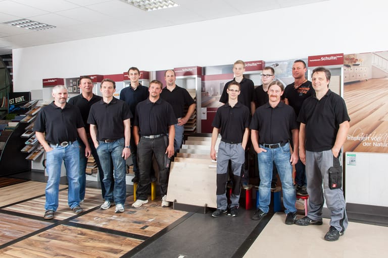 Mitarbeiter des Hollmer-Montageteams bei der Arbeit